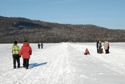 marcheur lac en hiver