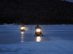 Motoneigistes  sur le lac Témiscouata.