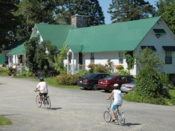 Auberge Marie Blanc en bordure du Petit Témis