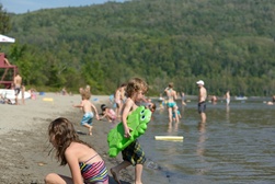 Enfant à la plage de Pohénégamook