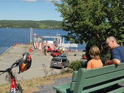 Quai de Notre-Dame-du-Lac au carrefour de la piste cyclable et de la marina.