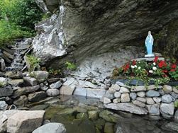 Grotte de la Vierge du Rocher au coeur d'un joli parc.