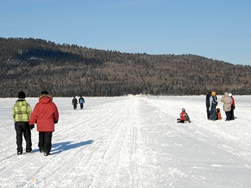 Marcheurs sur le lac Cabano.