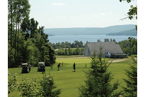 Club de golf de Pohénégamook, parcours de 9 trous.