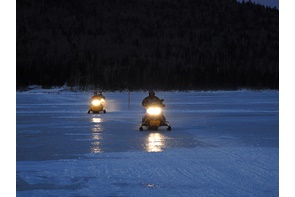 Motoneigistes  sur le lac Témiscouata.