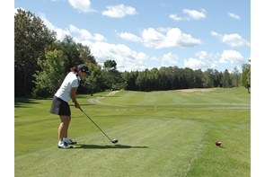 Golf, sport pour les hommes et les femmes.