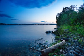 bord du lac bleuté