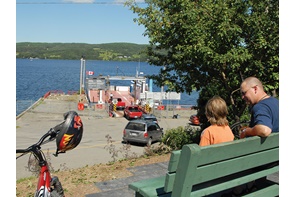 Quai de Notre-Dame-du-Lac au carrefour de la piste cyclable et de la marina.