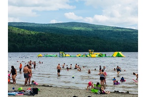 Plage de Pohénégamook et jeu nautique