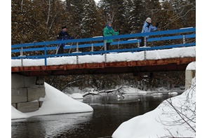 Petit pont qui enjambe la  rivière Bleue.