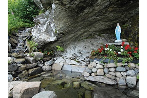 Grotte de la Vierge du Rocher au coeur d'un joli parc.