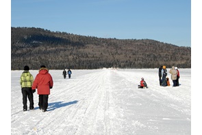 Marcheurs sur le lac Cabano.